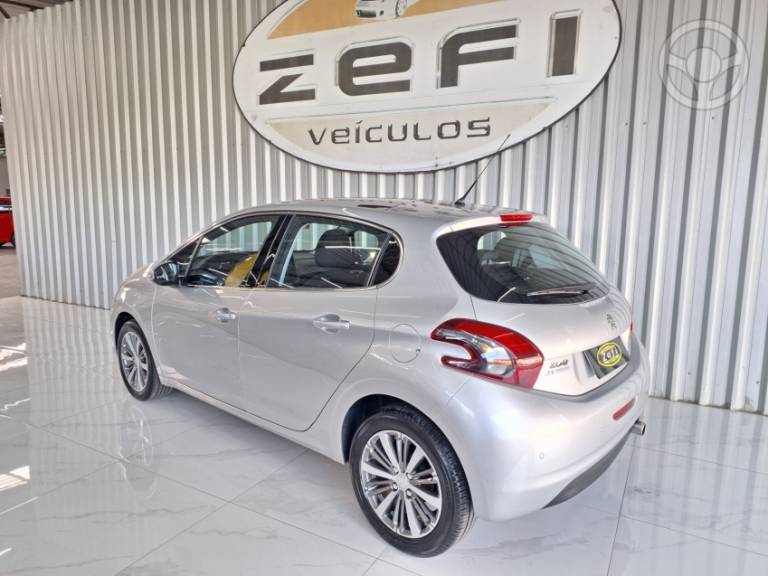 PEUGEOT - 208 1.6 GRIFFE 16V FLEX 4P AUTOMÁTICO - 2017/2018 - PRATA - R$ 63.900,00