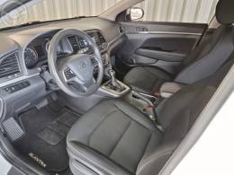 HYUNDAI - ELANTRA 2.0 16V FLEX 4P AUTOMÁTICO - 2016/2017 - BRANCA - R$ 79.900,00