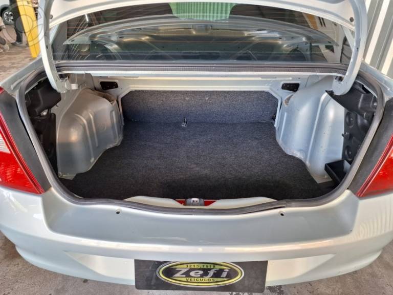 RENAULT - CLIO 1.6 AUTHENTIQUE SEDAN 16V FLEX 4P MANUAL - 2008/2009 - PRATA - R$ 26.990,00