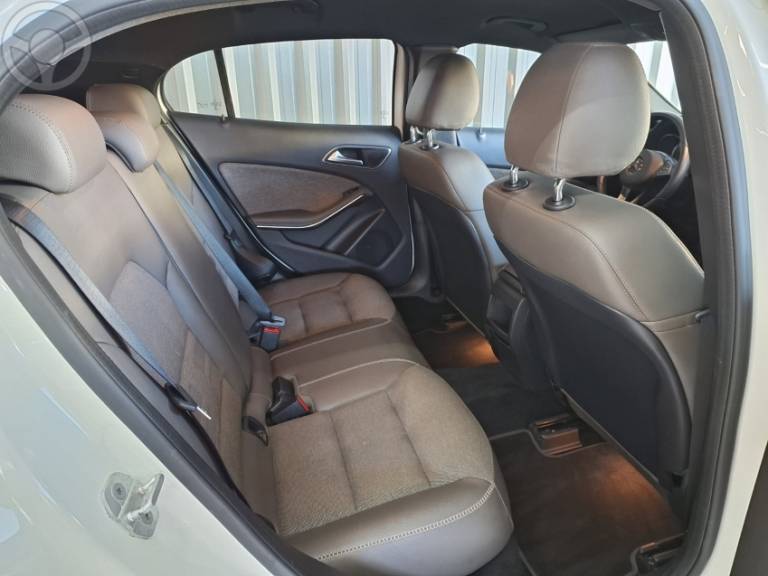 MERCEDES-BENZ - GLA 200 1.6 CGI STYLE 16V TURBO FLEX 4P AUTOMÁTICO - 2016/2016 - BRANCA - R$ 101.900,00