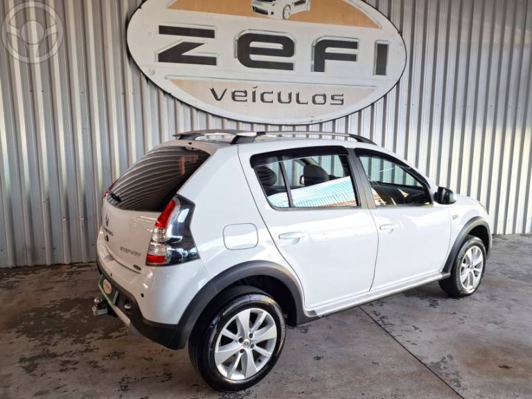 RENAULT - SANDERO 1.6 STEPWAY 8V FLEX 4P MANUAL - 2013/2014 - BRANCA - R$ 43.900,00