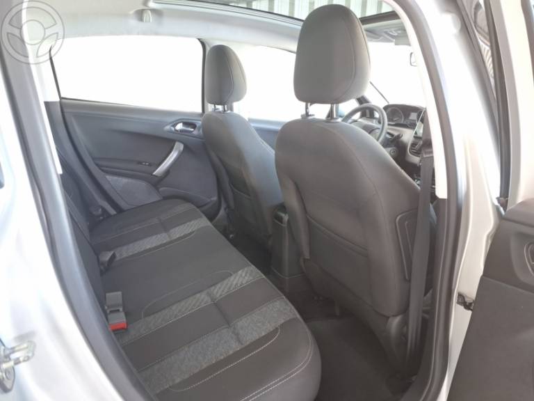 PEUGEOT - 208 1.6 GRIFFE 16V FLEX 4P AUTOMÁTICO - 2017/2018 - PRATA - R$ 63.900,00