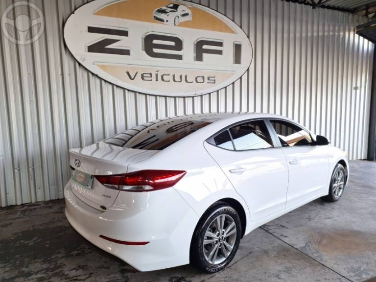 HYUNDAI - ELANTRA 2.0 16V FLEX 4P AUTOMÁTICO - 2016/2017 - BRANCA - R$ 79.900,00