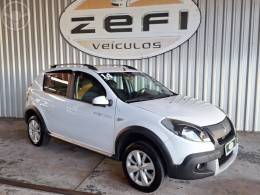 RENAULT - SANDERO 1.6 STEPWAY 8V FLEX 4P MANUAL - 2013/2014 - BRANCA - R$ 43.900,00