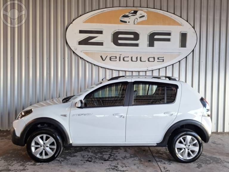 RENAULT - SANDERO 1.6 STEPWAY 8V FLEX 4P MANUAL - 2013/2014 - BRANCA - R$ 43.900,00