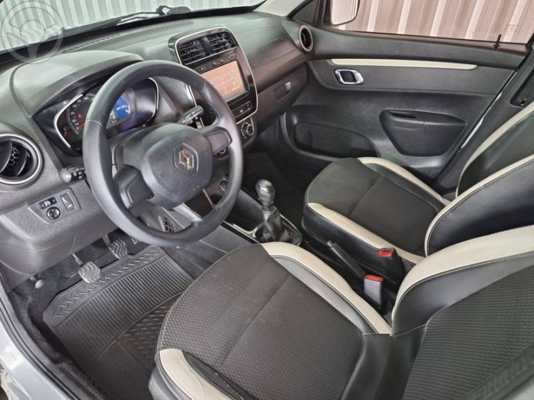 RENAULT - KWID 1.0 12V SCE FLEX INTENSE MANUAL - 2017/2018 - PRATA - R$ 38.900,00
