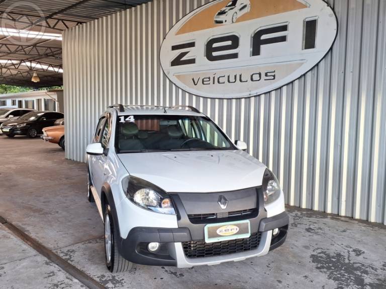 RENAULT - SANDERO 1.6 STEPWAY 8V FLEX 4P MANUAL - 2013/2014 - BRANCA - R$ 43.900,00