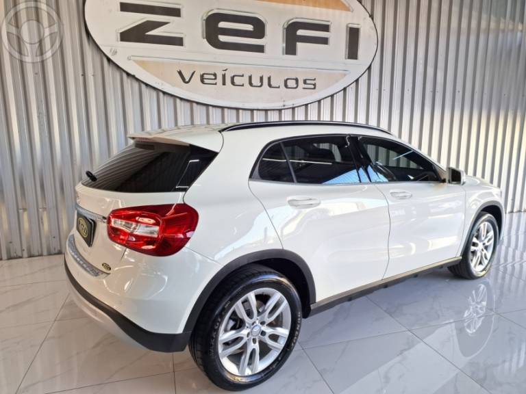 MERCEDES-BENZ - GLA 200 1.6 CGI STYLE 16V TURBO FLEX 4P AUTOMÁTICO - 2016/2016 - BRANCA - R$ 101.900,00