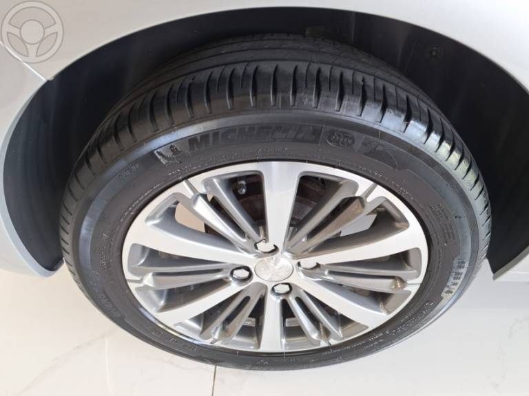 PEUGEOT - 208 1.6 GRIFFE 16V FLEX 4P AUTOMÁTICO - 2017/2018 - PRATA - R$ 63.900,00