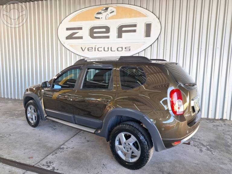 RENAULT - DUSTER 1.6 DYNAMIQUE 4X2 16V FLEX 4P MANUAL - 2013/2014 - VERDE - R$ 53.900,00