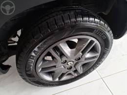 RENAULT - KWID 1.0 12V SCE FLEX INTENSE MANUAL - 2017/2018 - PRATA - R$ 38.900,00