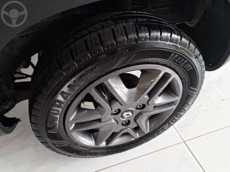 RENAULT - KWID 1.0 12V SCE FLEX INTENSE MANUAL - 2017/2018 - PRATA - R$ 38.900,00