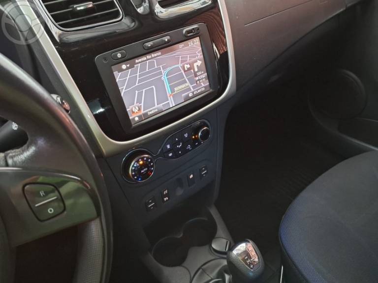 RENAULT - SANDERO 1.6 DYNAMIQUE 8V FLEX 4P AUTOMATIZADO - 2016/2017 - PRATA - R$ 45.900,00