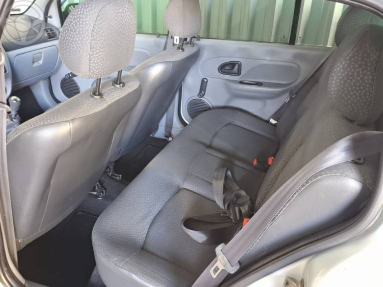 RENAULT - CLIO 1.6 AUTHENTIQUE SEDAN 16V FLEX 4P MANUAL - 2008/2009 - PRATA - R$ 26.990,00