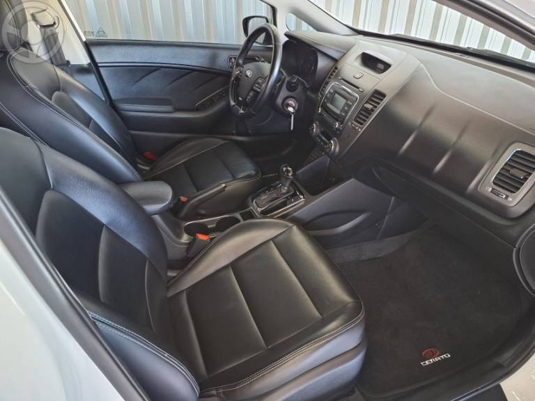 KIA MOTORS - CERATO 1.6 SX 16V FLEX 4P AUTOMÁTICO - 2018/2019 - BRANCA - R$ 85.900,00