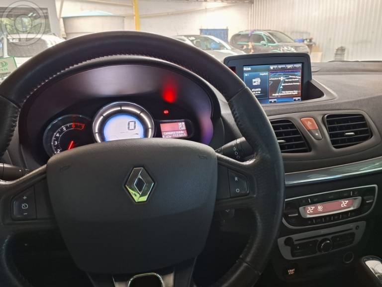 RENAULT - FLUENCE 2.0 DYNAMIQUE PLUS 16V FLEX 4P AUTOMÁTICO - 2015/2016 - PRATA - R$ 57.500,00