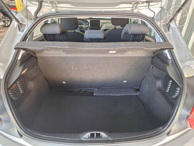 PEUGEOT - 208 1.6 GRIFFE 16V FLEX 4P AUTOMÁTICO - 2017/2018 - PRATA - R$ 63.900,00