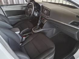 HYUNDAI - ELANTRA 2.0 16V FLEX 4P AUTOMÁTICO - 2016/2017 - BRANCA - R$ 79.900,00