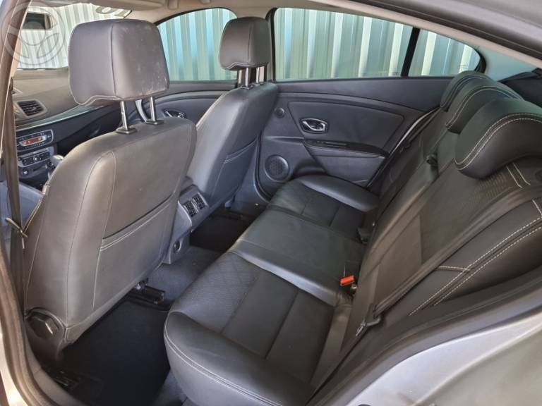 RENAULT - FLUENCE 2.0 DYNAMIQUE PLUS 16V FLEX 4P AUTOMÁTICO - 2015/2016 - PRATA - R$ 58.900,00