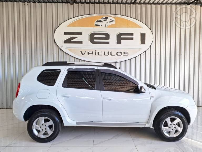 RENAULT - DUSTER 1.6 DYNAMIQUE 4X2 16V FLEX 4P MANUAL - 2013/2014 - BRANCA - R$ 52.900,00