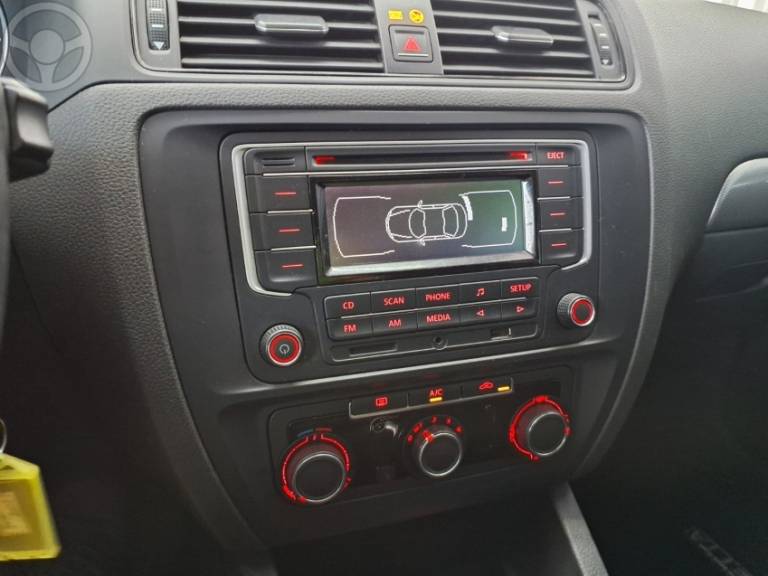 VOLKSWAGEN - JETTA 2.0 TRENDLINE FLEX 4P TIPTRONIC - 2014/2015 - BRANCA - R$ 64.900,00