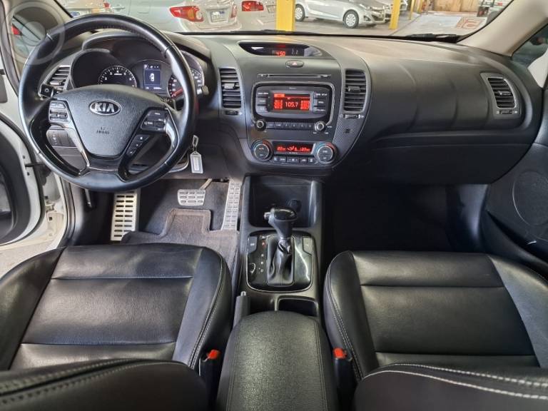 KIA MOTORS - CERATO 1.6 SX 16V FLEX 4P AUTOMÁTICO - 2018/2019 - BRANCA - R$ 85.900,00