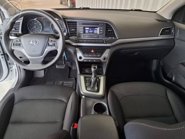 HYUNDAI - ELANTRA 2.0 16V FLEX 4P AUTOMÁTICO - 2016/2017 - BRANCA - R$ 79.900,00