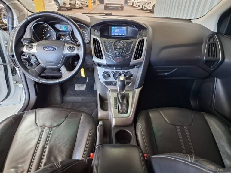 FORD - FOCUS 1.6 SE 16V FLEX 4P AUTOMÁTICO - 2014/2015 - BRANCA - R$ 52.900,00
