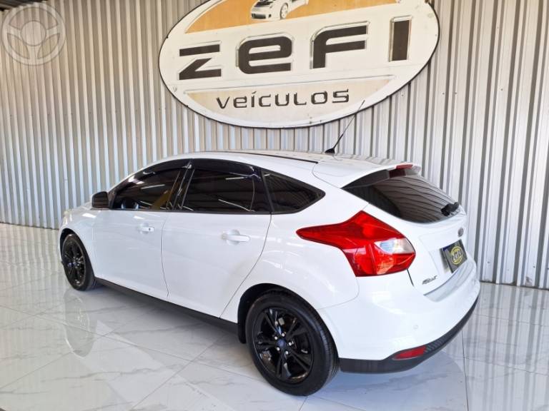 FORD - FOCUS 1.6 SE 16V FLEX 4P AUTOMÁTICO - 2014/2015 - BRANCA - R$ 52.900,00