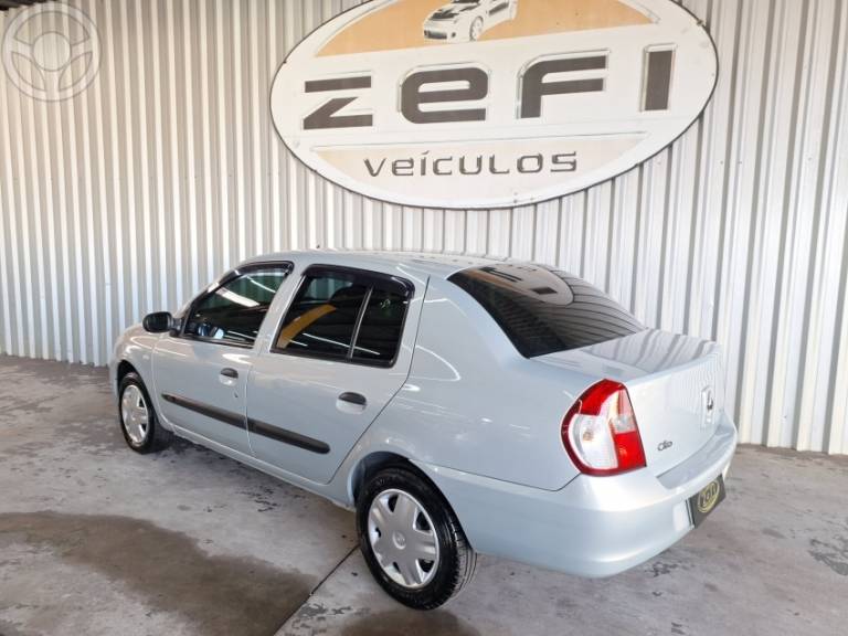 RENAULT - CLIO 1.6 AUTHENTIQUE SEDAN 16V FLEX 4P MANUAL - 2008/2009 - PRATA - R$ 26.990,00