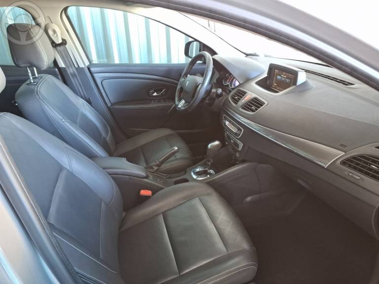RENAULT - FLUENCE 2.0 DYNAMIQUE PLUS 16V FLEX 4P AUTOMÁTICO - 2015/2016 - PRATA - R$ 58.900,00