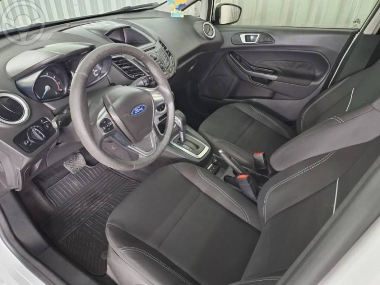 FORD - FIESTA 1.6 SE HATCH 16V FLEX 4P AUTOMÁTICO - 2015/2016 - BRANCA - R$ 51.900,00