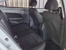 HYUNDAI - ELANTRA 2.0 16V FLEX 4P AUTOMÁTICO - 2016/2017 - BRANCA - R$ 79.900,00