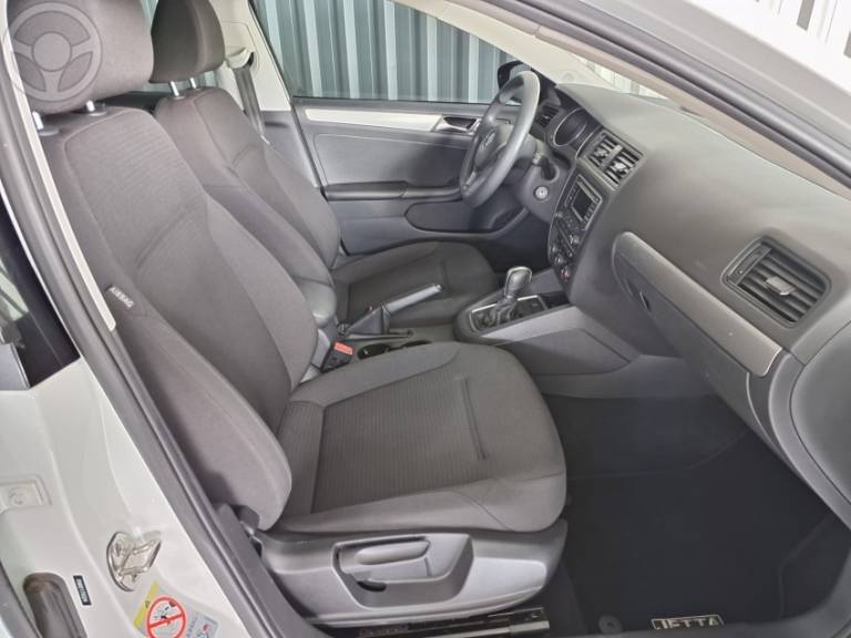 VOLKSWAGEN - JETTA 2.0 TRENDLINE FLEX 4P TIPTRONIC - 2014/2015 - BRANCA - R$ 64.900,00