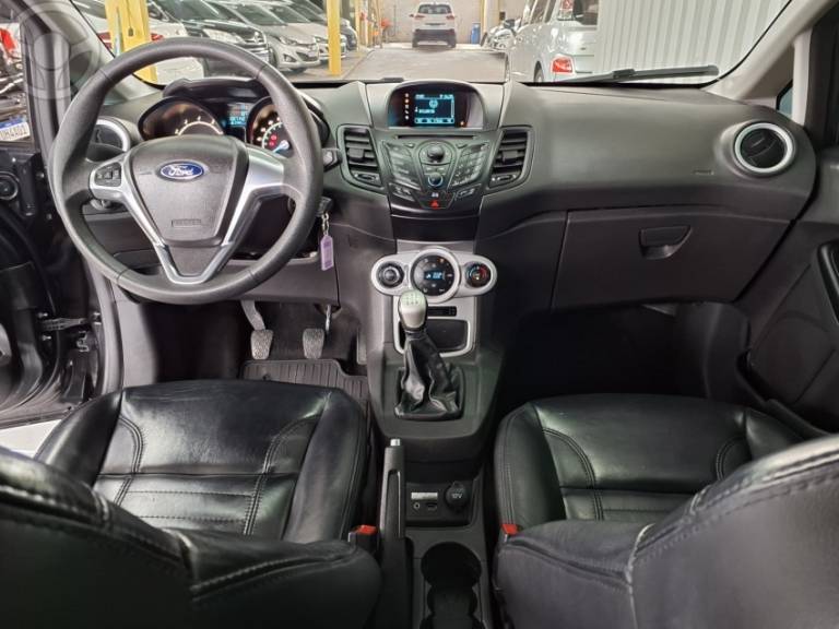 FORD - FIESTA 1.6 SE HATCH 16V FLEX 4P MANUAL - 2015/2016 - PRETA - R$ 49.900,00