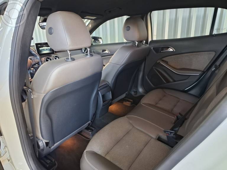 MERCEDES-BENZ - GLA 200 1.6 CGI STYLE 16V TURBO FLEX 4P AUTOMÁTICO - 2016/2016 - BRANCA - R$ 101.900,00