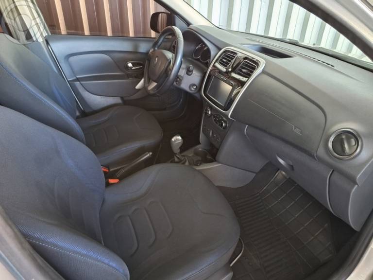RENAULT - SANDERO 1.6 DYNAMIQUE 8V FLEX 4P AUTOMATIZADO - 2016/2017 - PRATA - R$ 45.900,00