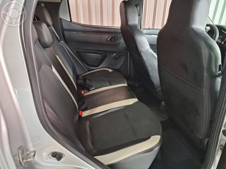 RENAULT - KWID 1.0 12V SCE FLEX INTENSE MANUAL - 2017/2018 - PRATA - R$ 38.900,00