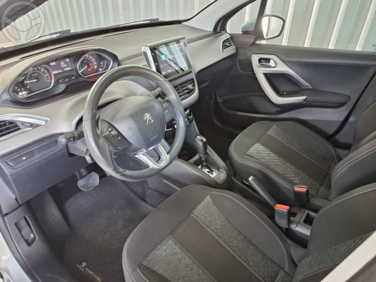 PEUGEOT - 208 1.6 GRIFFE 16V FLEX 4P AUTOMÁTICO - 2017/2018 - PRATA - R$ 63.900,00
