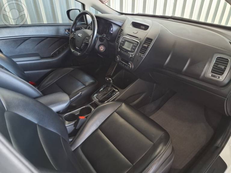 KIA MOTORS - CERATO 1.6 SX 16V FLEX 4P AUTOMÁTICO - 2018/2019 - BRANCA - R$ 85.900,00