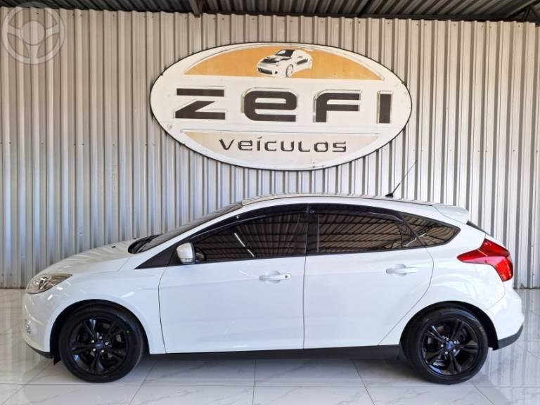 FORD - FOCUS 1.6 SE 16V FLEX 4P AUTOMÁTICO - 2014/2015 - BRANCA - R$ 52.900,00