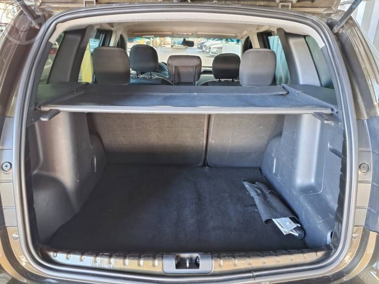 RENAULT - DUSTER 1.6 DYNAMIQUE 4X2 16V FLEX 4P MANUAL - 2013/2014 - VERDE - R$ 53.900,00