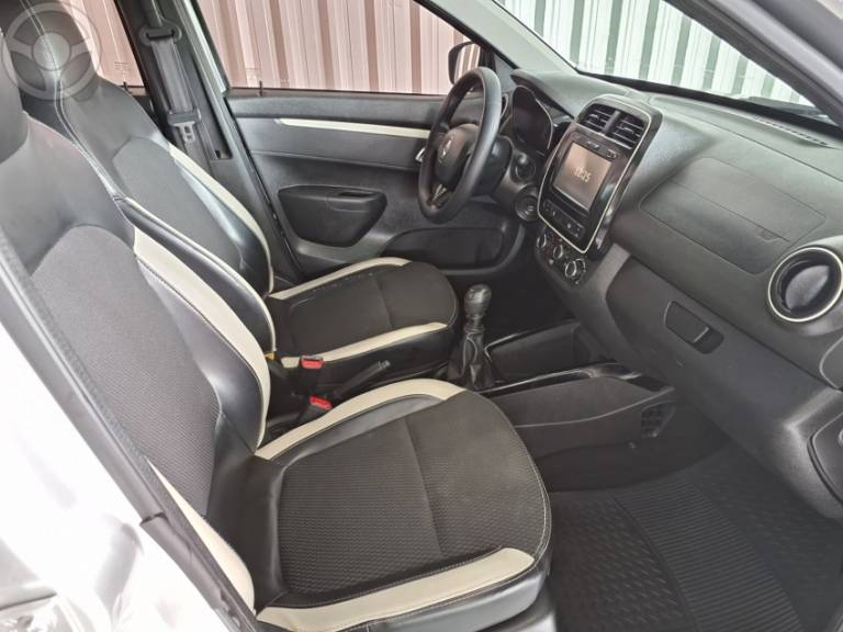 RENAULT - KWID 1.0 12V SCE FLEX INTENSE MANUAL - 2017/2018 - PRATA - R$ 38.900,00