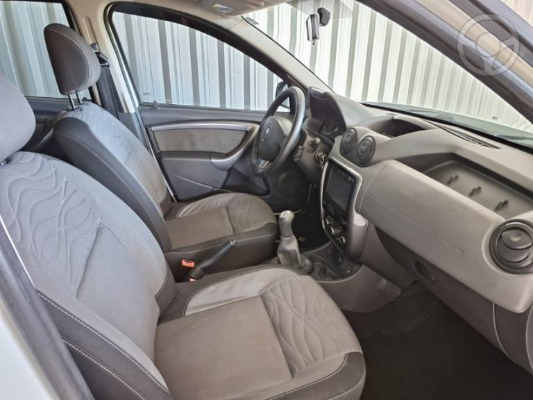 RENAULT - DUSTER 1.6 DYNAMIQUE 4X2 16V FLEX 4P MANUAL - 2013/2014 - BRANCA - R$ 52.900,00