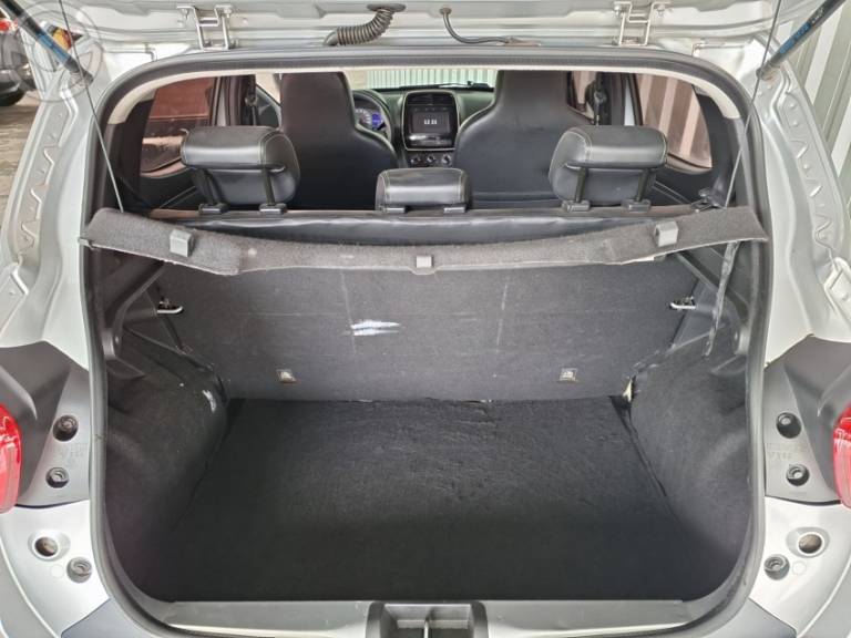 RENAULT - KWID 1.0 12V SCE FLEX INTENSE MANUAL - 2017/2018 - PRATA - R$ 38.900,00