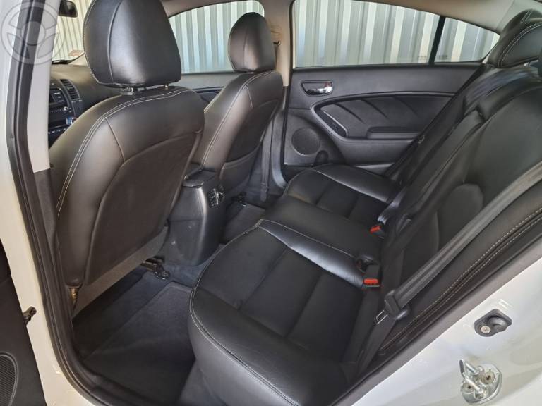 KIA MOTORS - CERATO 1.6 SX 16V FLEX 4P AUTOMÁTICO - 2018/2019 - BRANCA - R$ 85.900,00