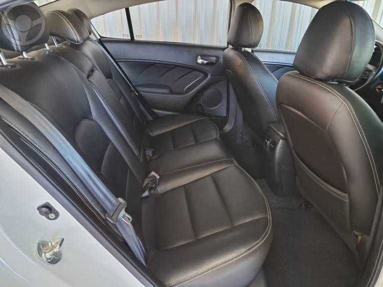 KIA MOTORS - CERATO 1.6 SX 16V FLEX 4P AUTOMÁTICO - 2018/2019 - BRANCA - R$ 85.900,00