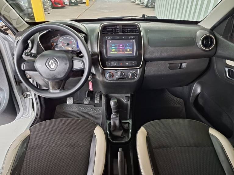 RENAULT - KWID 1.0 12V SCE FLEX INTENSE MANUAL - 2017/2018 - PRATA - R$ 38.900,00