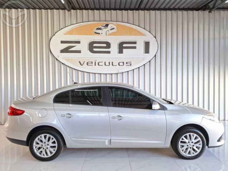 RENAULT - FLUENCE 2.0 DYNAMIQUE PLUS 16V FLEX 4P AUTOMÁTICO - 2015/2016 - PRATA - R$ 58.900,00