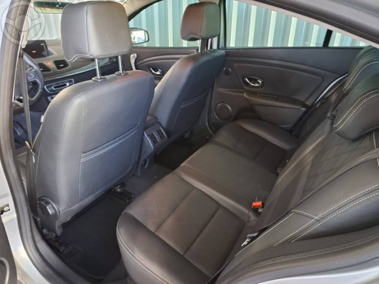 RENAULT - FLUENCE 2.0 DYNAMIQUE PLUS 16V FLEX 4P AUTOMÁTICO - 2015/2016 - PRATA - R$ 58.900,00